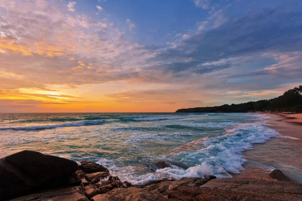 güzel gün batımı tropikal plaj