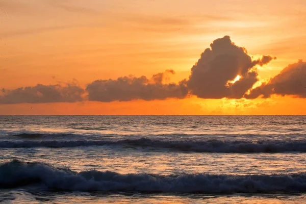 Praia tropical ao pôr-do-sol bonito — Fotografia de Stock