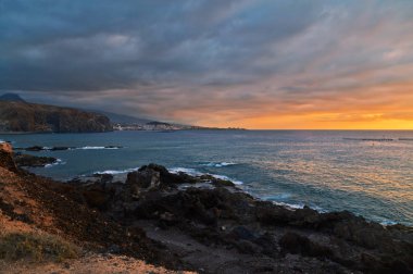 Kayalar gün batımında 