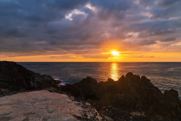 Pôr do sol em rochas — Fotografia de Stock