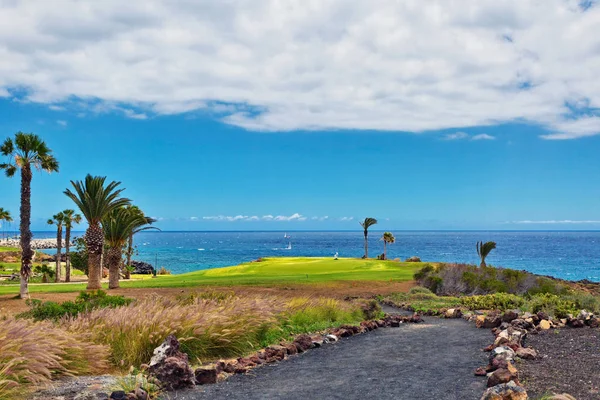 Зелене поле для гольфу з красивим видом на море — стокове фото