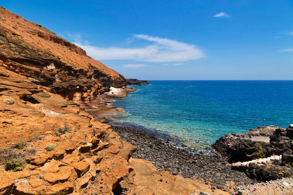 Dağların ve denizin manzarası