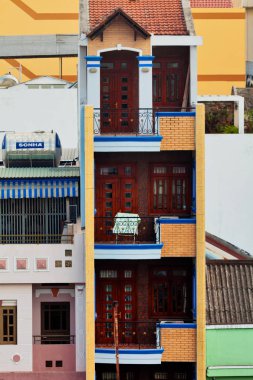 Balkonlarda içinde eski şehir Ho Chi Minh görüntülemek