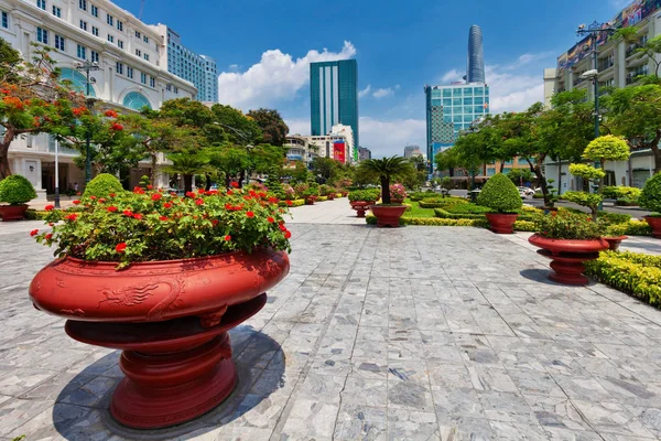 Een van de centrale straten van Ho Chi Min city bekijken — Stockfoto