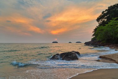 Günbatımında tropik plaj.