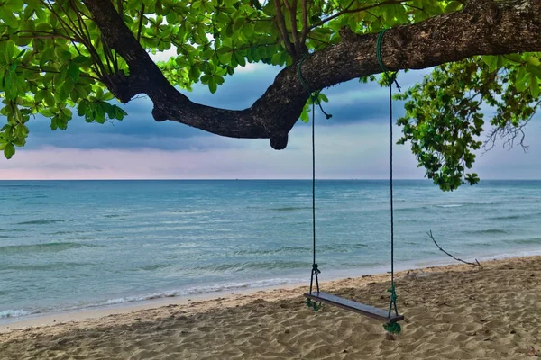 Swing a naplemente a strandon — Stock Fotó