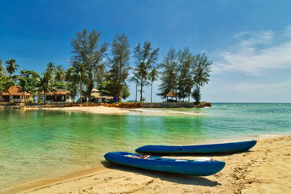 Duas canoas kayask em uma praia tropical — Fotografia de Stock