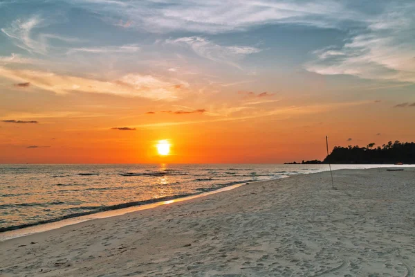 Playa tropical al atardecer. — Foto de Stock