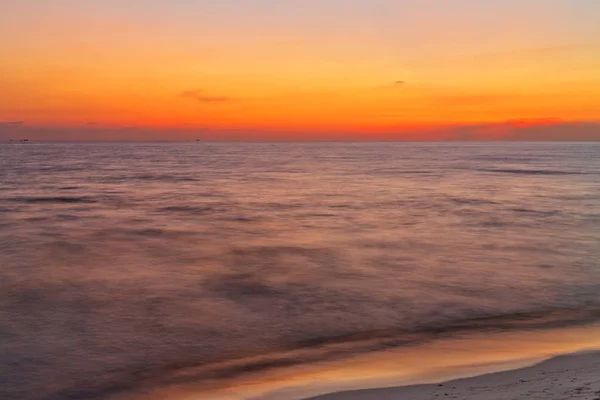 Spiaggia tropicale al tramonto. — Foto Stock