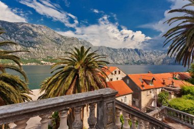 Deniz ve dağ manzaralı tarihi kent.