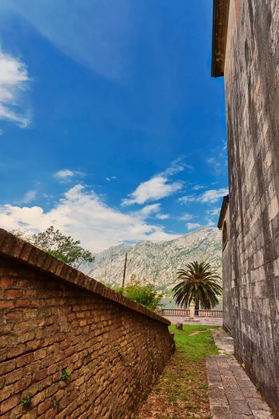 Città vecchia con vista sul mare e sulle montagne . — Foto Stock