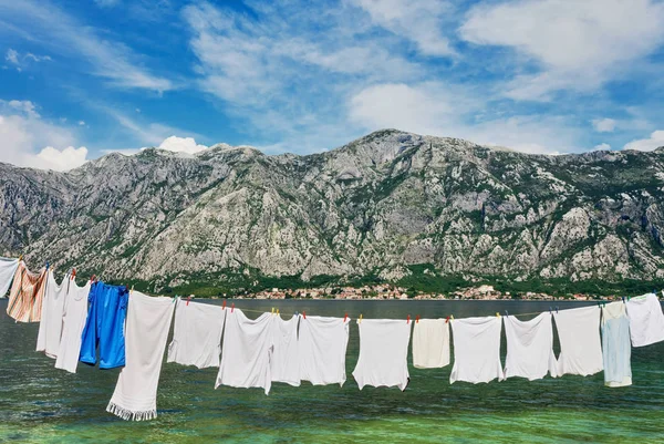 Nasse Kleidung trocknen in der Nähe des Meeres — Stockfoto