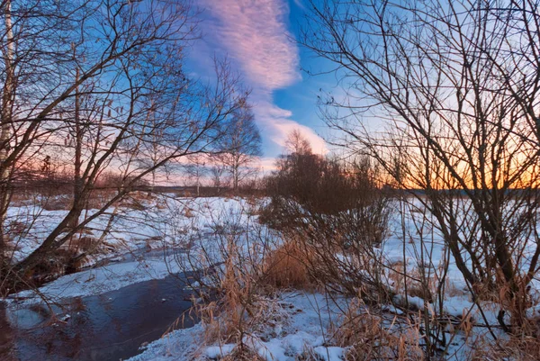 Puesta de sol en campo de invierno — Foto de Stock