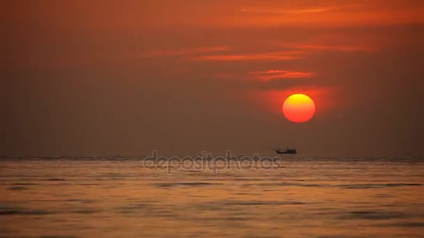 Барвистий захід сонця в тропічному морі . — стокове відео