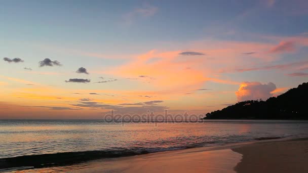 Tropisk strand vid solnedgången. — Stockvideo