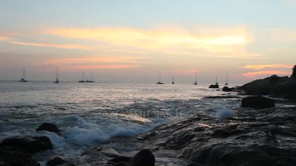 Playa tropical al atardecer. — Vídeo de stock