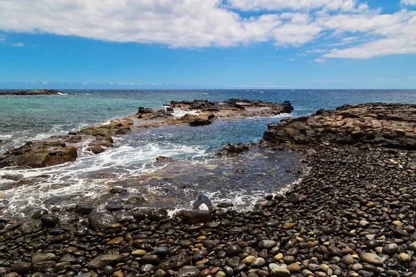 Playa de piedras bajo el cielo azul — Foto de Stock