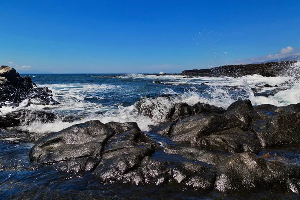 Stonesl praia sob céu azul — Fotografia de Stock