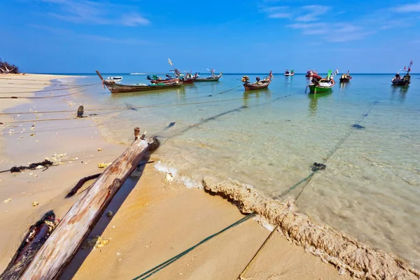 Boats in the tropical sea.  Thailand — Stock Photo, Image
