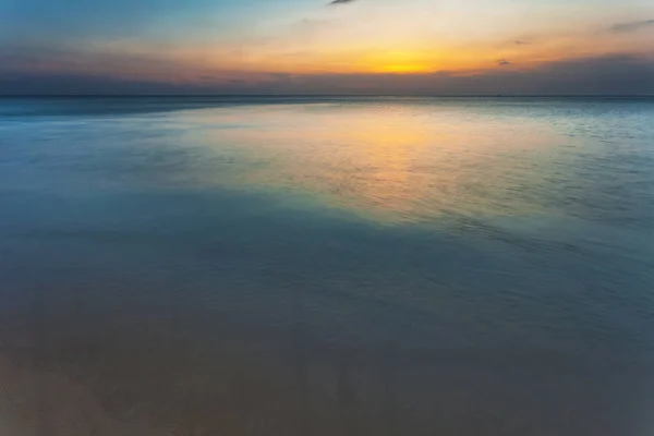 Tropischer Strand bei Sonnenuntergang. — Stockfoto