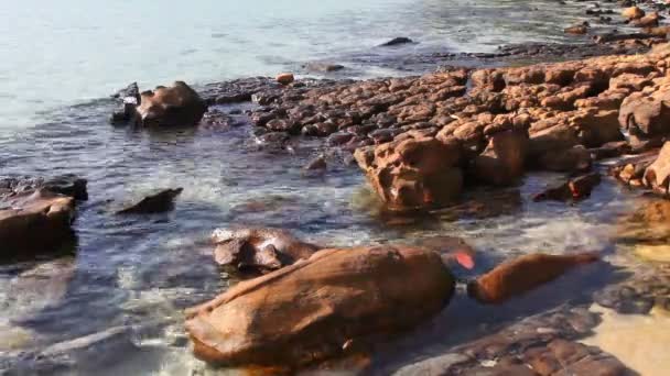 海浪冲破了海岸的石头 — 图库视频影像