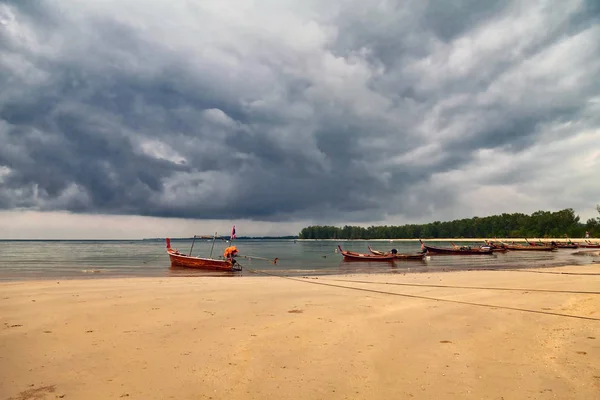 Barcos en el mar tropical bajo un cielo sombrío y dramático — Foto de Stock