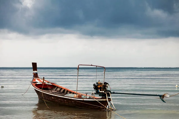 Boot im tropischen Meer. — Stockfoto