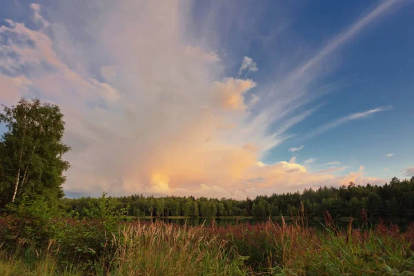 Puesta de sol cerca del lago — Foto de Stock