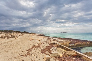Es Trenc beach kasvetli gökyüzü altında