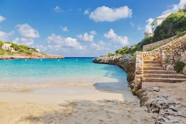 Mooie baai strand turquoise zeewater. Mallorca eiland — Stockfoto