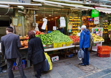 Kudüs'te Mahane Yehuda pazarının, alışveriş