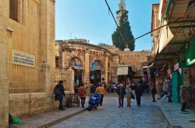 Ortaçağ kapısı Aftimos Çarşısı'na yol açar.