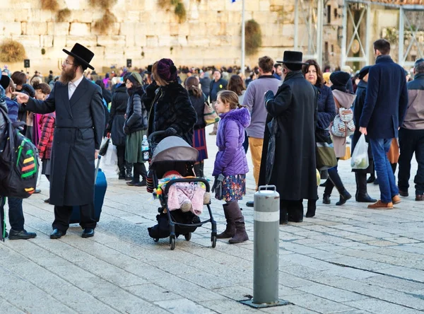 ユダヤ教のハシディズムの祈りはエルサレムの旧市街の嘆きの壁. — ストック写真