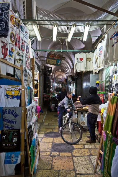 2 人の男は、エルサレムの旧市街の市場で話しています。. — ストック写真