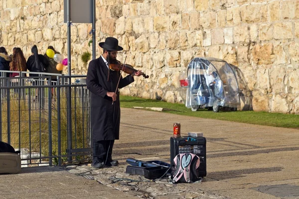 正統派の服でユダヤ人はバイオリンを弾きます — ストック写真