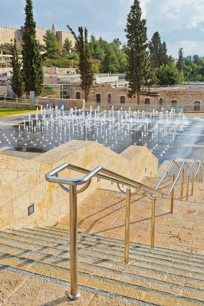 Light-musical fountain in Teddy Kollek Park in Jerusalem — Stock Photo, Image