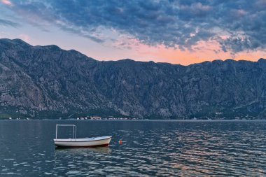  Gün batımında denizde bir tekne 