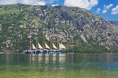 yelkenli gemi Dağları arka plan üzerinde