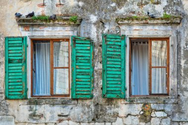 Pencereli taş duvar