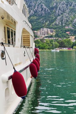 Birkaç mavi çamurluklar yüzen 