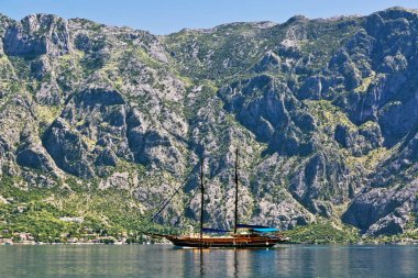 yelkenli gemi Dağları arka plan üzerinde