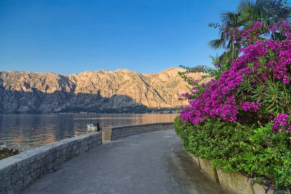 Embankment con vista sulle montagne al tramonto — Foto Stock