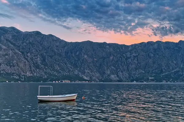 Bateau dans la mer au coucher du soleil — Photo