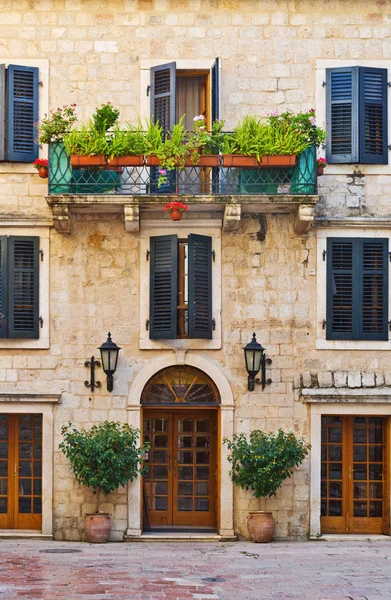 Fachada de edificio antiguo con balcón y ventanas con árboles y f —  Fotos de Stock