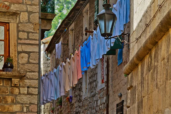 Colgando ropa colgada en el casco antiguo de Kotor . —  Fotos de Stock