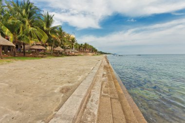 eski terk edilmiş otelin yakınında iskele