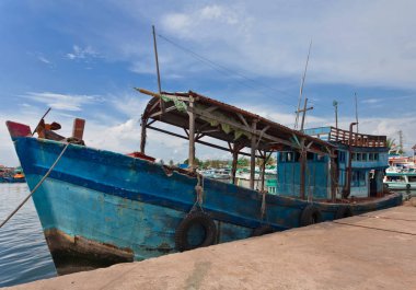 balıkçı tekneleri limanda