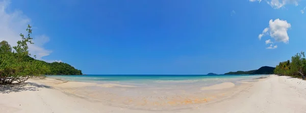 Hermosa playa tropical con vista al mar, agua limpia y cielo azul —  Fotos de Stock