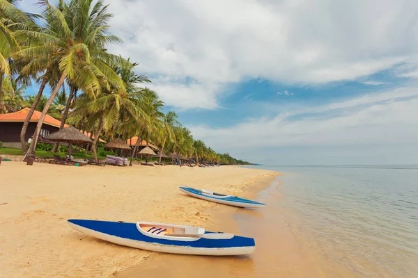 Kayaks à la plage tropicale — Photo