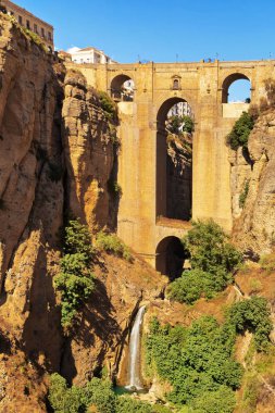 Ronda, Endülüs, İspanya 'daki El Tajo geçidinde 18. yüzyıldan kalma kemerli köprü.